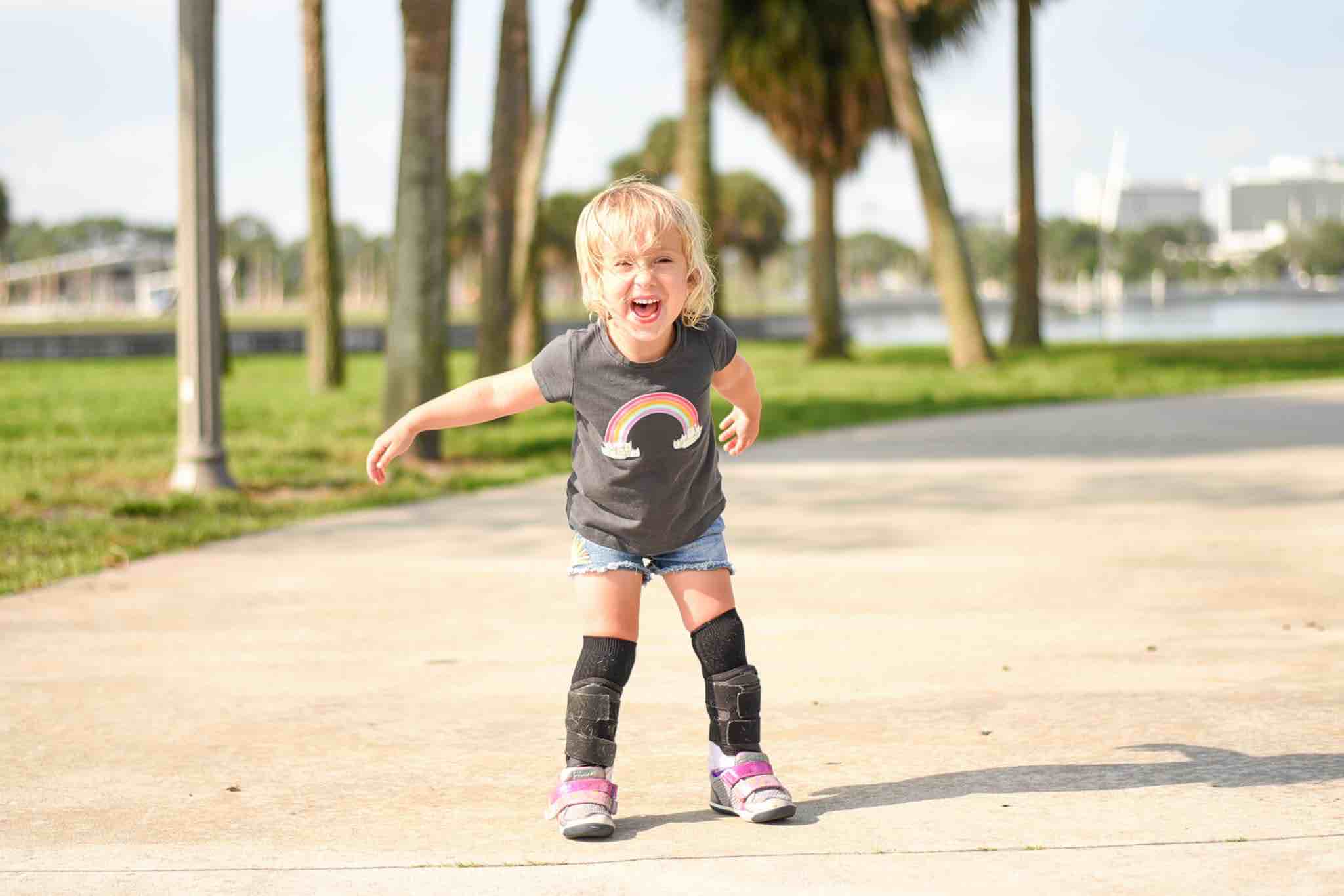 Harper-Mae, una bambina con spina bifida scampata all'aborto eugenetico che cammina nonostante le previsioni contrarie dei medici